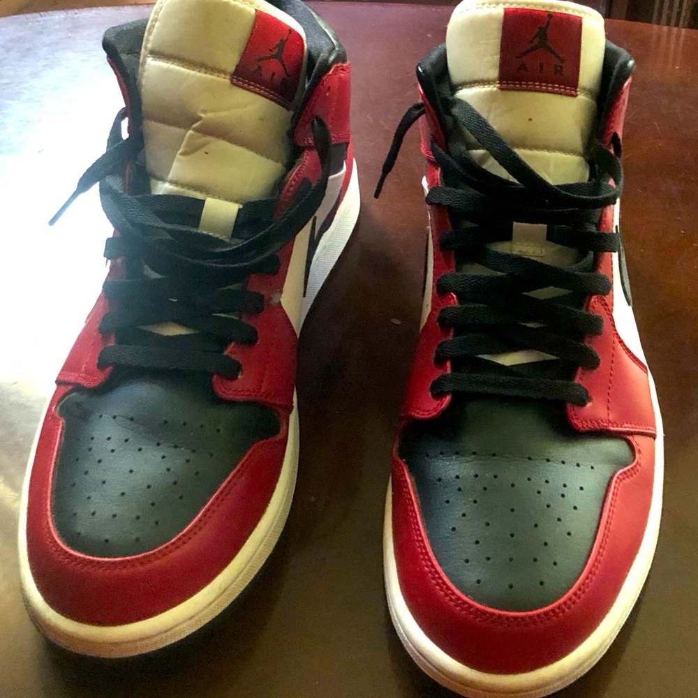 Jordan 1 mids Chicago toe; comes without original box